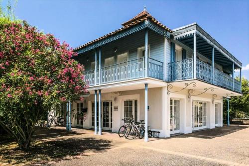 Cette grande maison dispose d'un balcon. dans l'établissement Résidence Le Hameau du Lac - maeva Home - Appartement 2 pièces 4 personnes - Confort MAE-0524, à Marciac