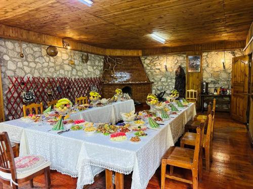 een lange tafel met borden eten erop bij Motel Oson in Chichkan Gorge, Toktogul, Kyrgyzstan, Мотель Осон в ущелье Чычкан, Токтогул, Кыргызстан in Dzhenish