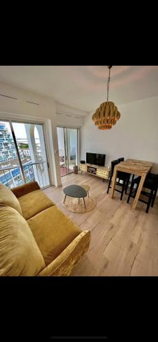 un salon avec un canapé et une table dans l'établissement Ô Septième Ciel, à La Grande Motte
