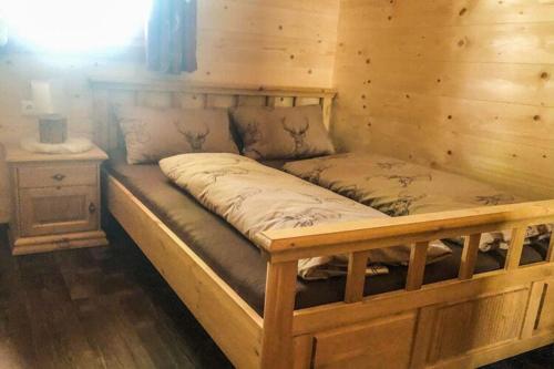 En eller flere senger på et rom på Hackihütte mountain hut