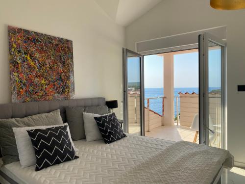 - une chambre avec un lit et une vue sur l'océan dans l'établissement Villa Sea Queen, à Novalja