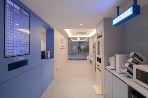 um corredor num hospital com um sinal na parede em Aank Air Hotel Daejeon em Geochang