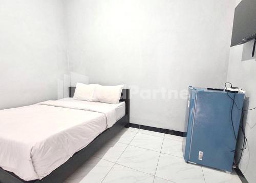 a small room with a bed and a tv at Vins Homestay Kroya Mitra RedDoorz in Cilacap