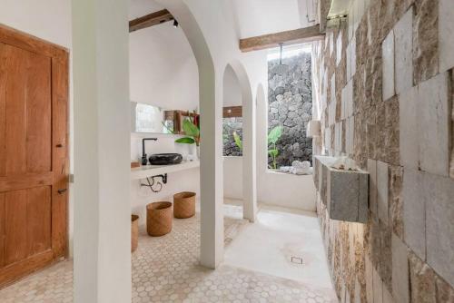 Ένα μπάνιο στο Tropical Villa Canggu Beach