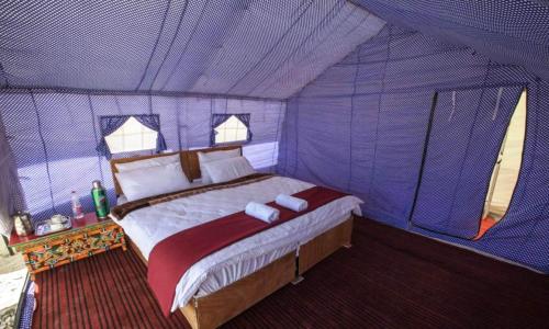 una camera con un grande letto in una tenda di Eastern Valley Camp a Spangmik