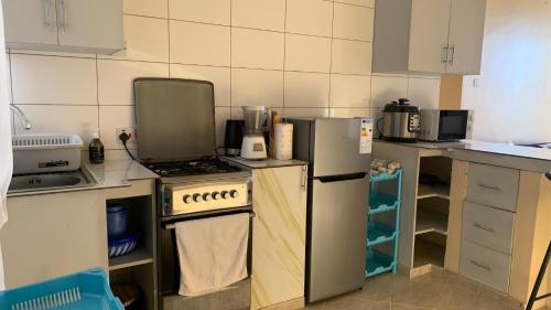 Küche/Küchenzeile in der Unterkunft Stunning 2BR in Dar Beach, Dining, Transit Nearby