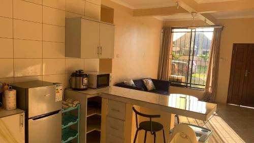 Küche/Küchenzeile in der Unterkunft Stunning 2BR in Dar Beach, Dining, Transit Nearby
