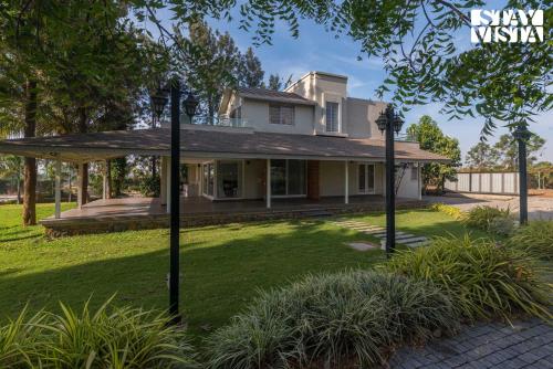 Κήπος έξω από το StayVista's Silver Grove - Serene Haven with Expansive Lawn & Terrace
