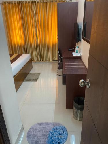 Uma TV ou centro de entretenimento em Krishna Kunja " A Quiet & Peaceful Stay "