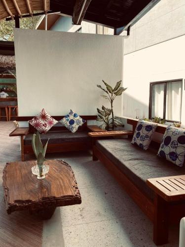 Χώρος καθιστικού στο Acacia Garden Inn and Suites