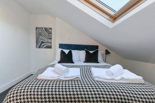 a bedroom with a bed with towels on it at 5 Beds Sleeps 8 Contractor House Permit Park in Nottingham