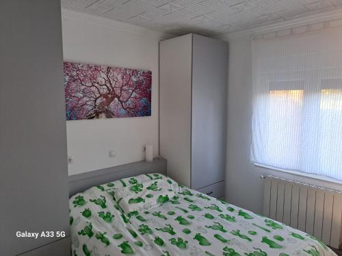a bedroom with a bed and a painting on the wall at Dulce hogar in Miengo