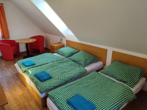 Postel nebo postele na pokoji v ubytování Ubytování u řeky v soukromém areálu-green