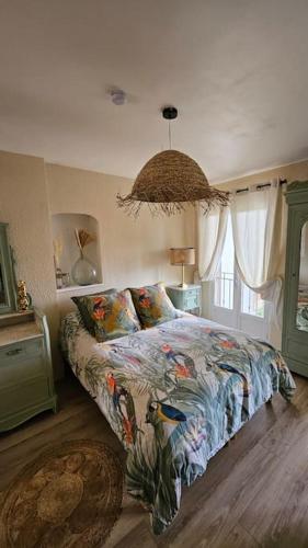 une chambre avec un lit avec une couette colorée dans l'établissement Maison de famille, à Vallecalle