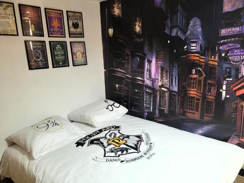 1 dormitorio con 1 cama con sábanas de Harry Potter en ☆ La Demeure des Maraudeurs ☆ Décoration Harry Potter ☆ Proche Disneyland ☆ Family ☆ Quite ☆ Netflix & Disney+ ☆, en Villiers-sur-Morin