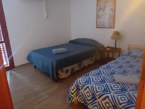 Villa venere e spa في باليرمو: غرفة نوم بسريرين في غرفة