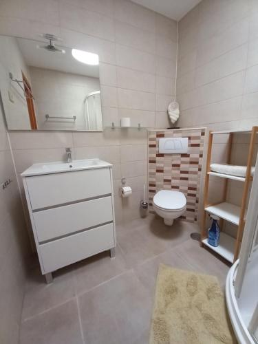 La salle de bains est pourvue d'un lavabo blanc et de toilettes. dans l'établissement casa yamila, à Costa Calma