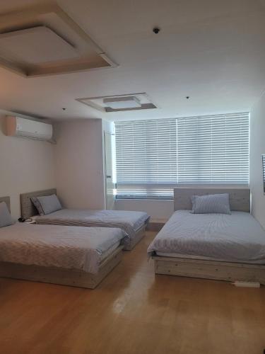 Ένα ή περισσότερα κρεβάτια σε δωμάτιο στο White Stay