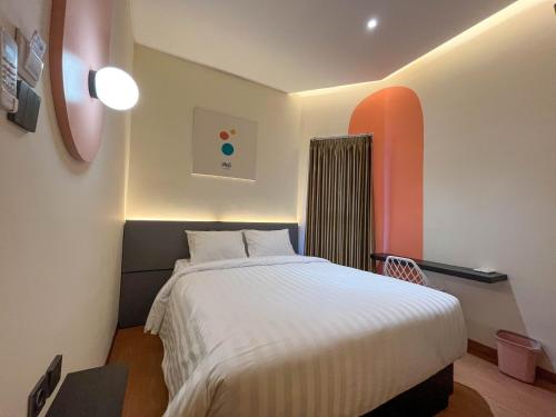 a bedroom with a large bed in a room at SANS Hotel Premiere Majapahit Semarang in Semarang