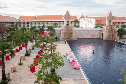 einen Vergnügungspark mit einem Pool und einem rosa aufblasbaren Pool in der Unterkunft Sokha Siem Reap Resort & Convention Center in Siem Reap