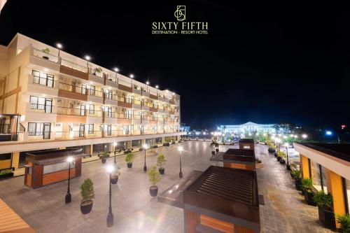 een uitzicht op een gebouw 's nachts met verlichting bij SixtyFifth Destination Resort Hotel in Bacolod