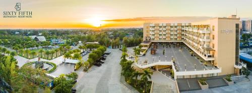 Vue panoramique sur l'établissement SixtyFifth Destination Resort Hotel