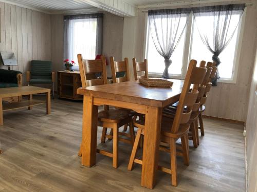 comedor con mesa de madera y sillas en Rena Hostel IVAR, en Rena