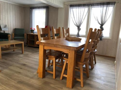 Rena Hostel IVAR في Rena: غرفة طعام بها طاولة وكراسي خشبية
