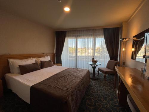 pokój hotelowy z dużym łóżkiem i oknem w obiekcie Volley Hotel İzmir w mieście Konak