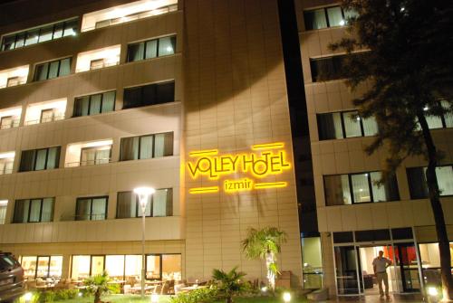 budynek z znakiem hotelu yoyo przed nim w obiekcie Volley Hotel İzmir w mieście Konak