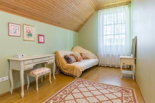 ein Wohnzimmer mit einem Schreibtisch und einem Stuhl in der Unterkunft Pussala in Daugavpils