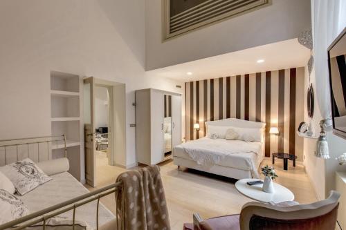 1 dormitorio con 1 cama y sala de estar en Trevi Miracle Suite, en Roma