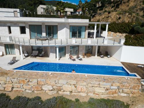 Gallery image of Gran Piscina Hidromasaje playa privada y sauna in Tossa de Mar