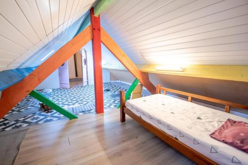 Cette chambre dispose de lits superposés et d'une échelle. dans l'établissement L'Inattendue - Villa pour 8pers., à Pocé-sur-Cisse