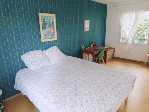 a bedroom with a bed and a desk in it at Charmante maison de ville in Lyon