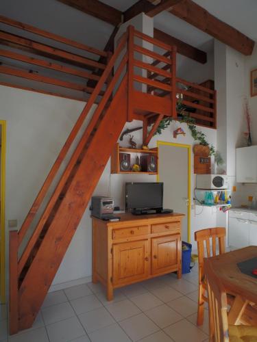 - un escalier dans un salon avec une table et une cuisine dans l'établissement Oasis village naturiste, à Leucate