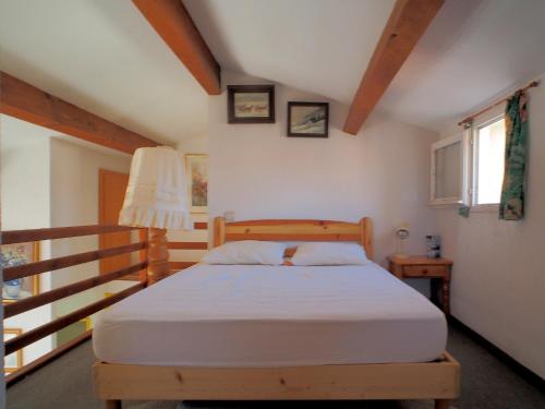 une chambre avec un lit dans une pièce dans l'établissement Oasis village naturiste, à Leucate
