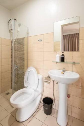 La salle de bains est pourvue de toilettes et d'un lavabo. dans l'établissement St. Marvin Studio M607, à Manille