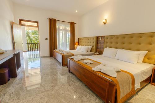 una camera con due letti e asciugamani di Elysia Sigiriya Hotel a Dambulla
