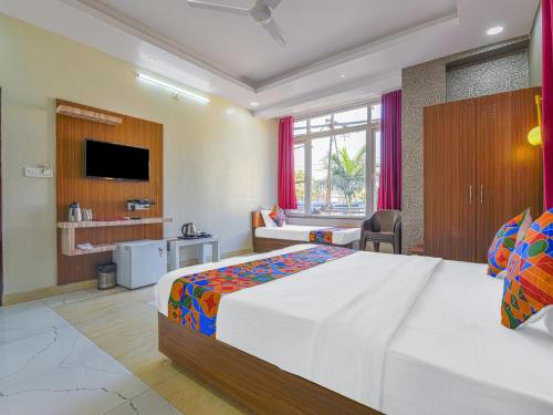 a hotel room with a bed and a tv at Hotel Harku Villa in Dabok