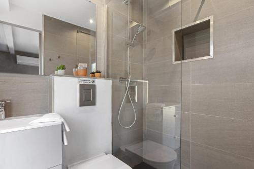 une salle de bain avec une douche avec des toilettes et un lavabo dans l'établissement Villa Artemis avec piscine Grimaud, à Grimaud