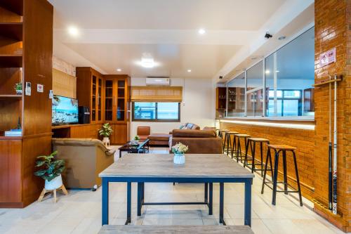 a living room with a table and chairs at ไอทะเล พูลล่า หัวหิน I-Talay Poolvilla huahin in Hua Hin