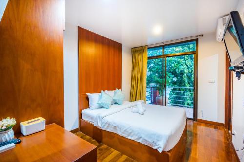 a bedroom with a bed and a window at ไอทะเล พูลล่า หัวหิน I-Talay Poolvilla huahin in Hua Hin