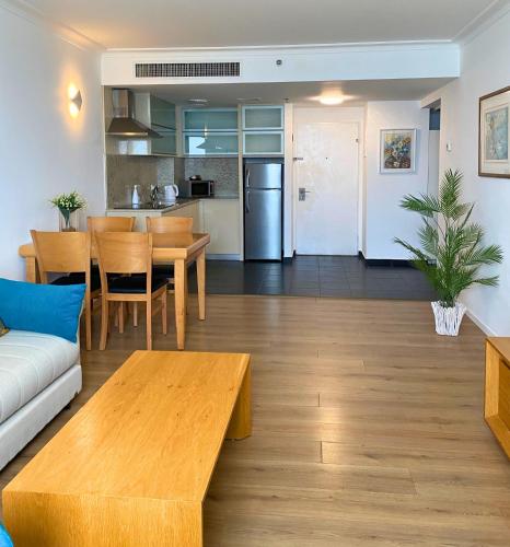 ハイファにあるAlmog Beach Apartments מגדלי חוף הכרמל חיפהのソファとテーブルのあるリビングルーム