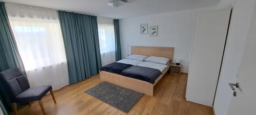 Tempat tidur dalam kamar di Ferienwohnung Wallersee