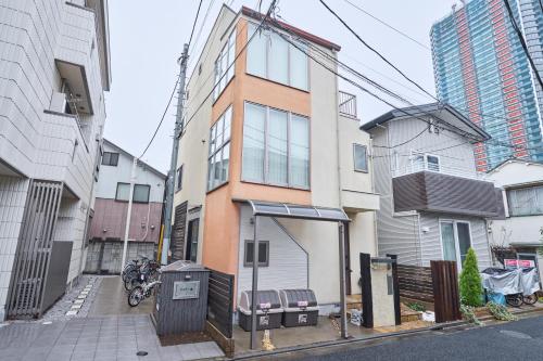 広々130平米 最大13名 駅徒歩4分 10Gwifi 夜のパーティーと飲み会禁止