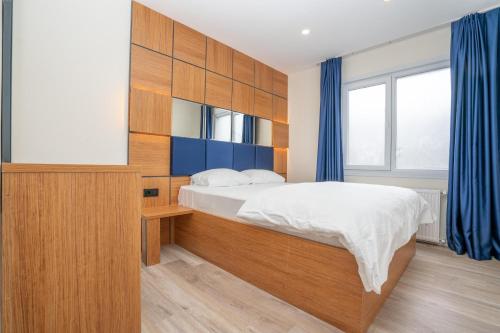 イスタンブールにあるGuest suiteのベッドルーム1室(大型ベッド1台、木製ヘッドボード付)