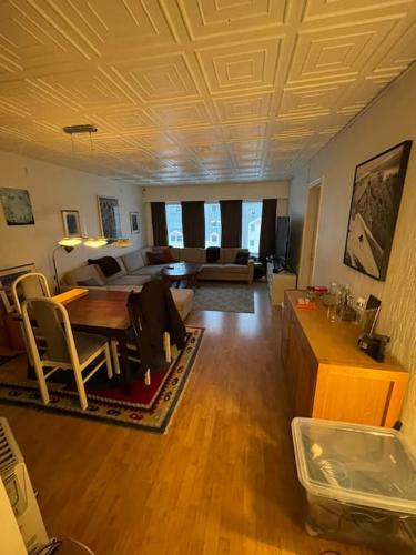 sala de estar con sofá y mesa en una habitación en Narvik sentrum en Narvik
