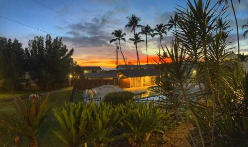 una vista de una casa con una puesta de sol en el fondo en Your Slice of Paradise in Kona en Kailua-Kona