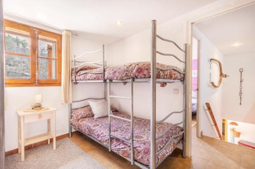 1 Schlafzimmer mit 2 Etagenbetten in einem Zimmer in der Unterkunft Cal Sastre in Biscarri